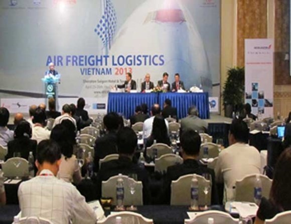 “2013年越南空运后勤服务”研讨会在胡志明市举办。