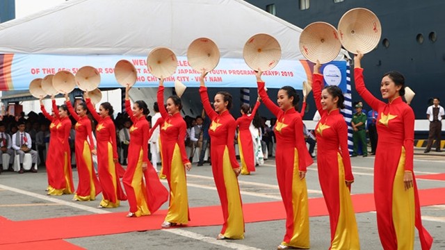 第46届东南亚与日本青年船欢迎仪式在胡志明市侠福港举行。