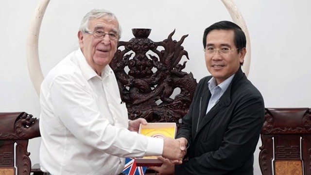 宁顺省人民委员会副主席范文厚会见阿伯丁市议会国际贸易特派员约翰•雷诺兹。