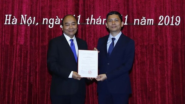   越南政府总理阮春福在河内向越共中央候补委员、越南社会科学翰林院副院长裴日光颁发任命书。
