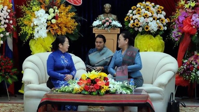 胡志明市市委副书记武氏蓉探访老挝驻胡志明市总领事馆。