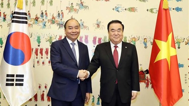 越南政府总理阮春福与韩国国会议长文喜相。（图片来源：越通社）