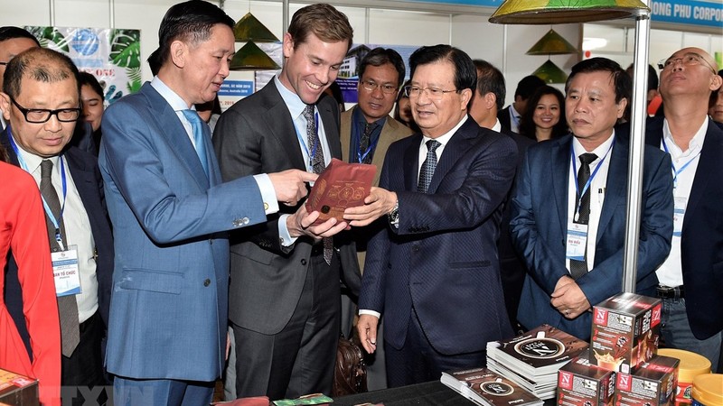 政府副总理郑廷勇和各位嘉宾参观越南的展位。