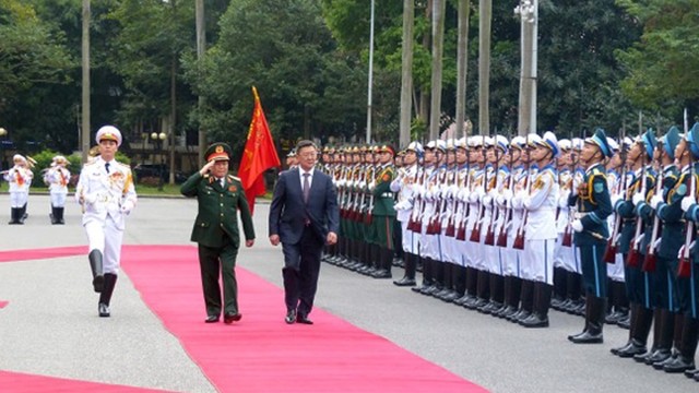蒙古国国防部长对越南进行正式访问。（图片来源：西贡解放报）