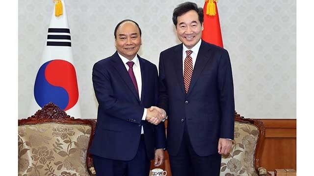 越南政府总理阮春福会见韩国总理李洛渊。（图片来源：VGP）