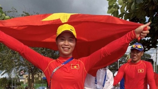 越南运动员张氏芳在女子500米单人皮艇决赛中获得金牌。