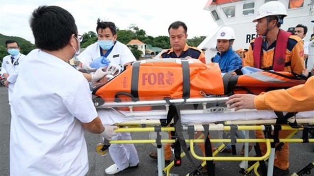 越南航海搜寻救难协调中心赴现场营救并将受伤船员送到芽庄港治疗。（图片来源：越通社）