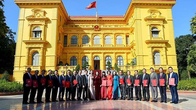 邓氏玉盛副主席同16位新任驻外大使合影。（图片来源：越南与世界报）