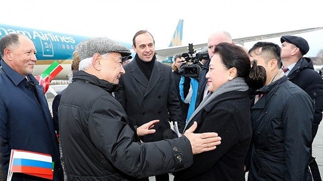 两国代表在机场迎接国会主席阮氏金银。（图片来源：越通社）