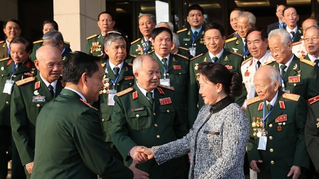 越南国会主席阮氏金银会见特工部队老兵。（图片来源：越通社）