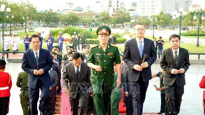 越南驻柬埔寨大使在越柬友谊纪念碑前上香。 