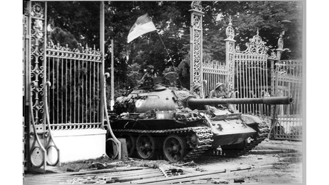 解放军1975年4月30日进入独立宫。（资料图）