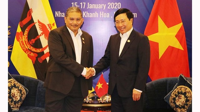 越南政府副总理兼外交部长范平明会见文莱外交部第二部长艾瑞万。（图片来源：越通社）