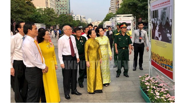 “越南共产党——永不磨灭的信心”图片展于2月1日上午开展。