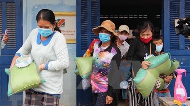 大约100份慰问品送到柬埔寨干拉省贫困越裔柬埔寨人手中。（图片来源：越通社）