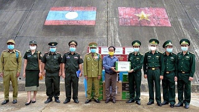 承天顺化省边防部队向老挝塞公省武装力量和人民赠送慰问品。