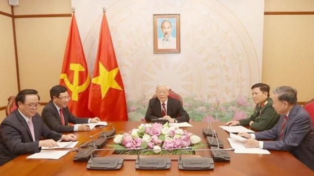 越共中央总书记、国家主席阮富仲与柬埔寨首相、柬埔寨人民党主席洪森通电话。（图片来源：越通社）
