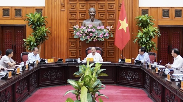 阮春福总理主持召开政府常务会议。（陈海 摄）