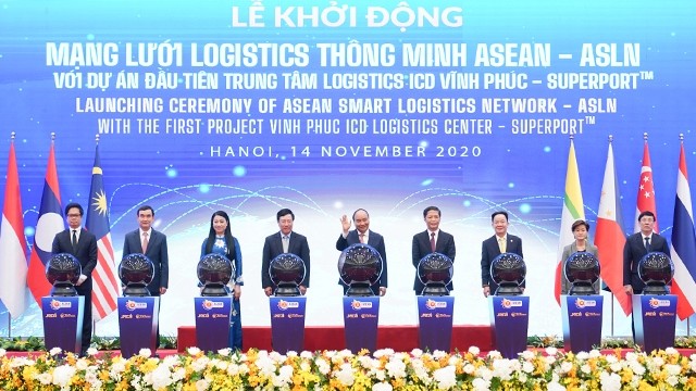 越南政府总理阮春福按钮启动东盟智慧物流网络。