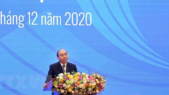 阮春福总理发表讲话。