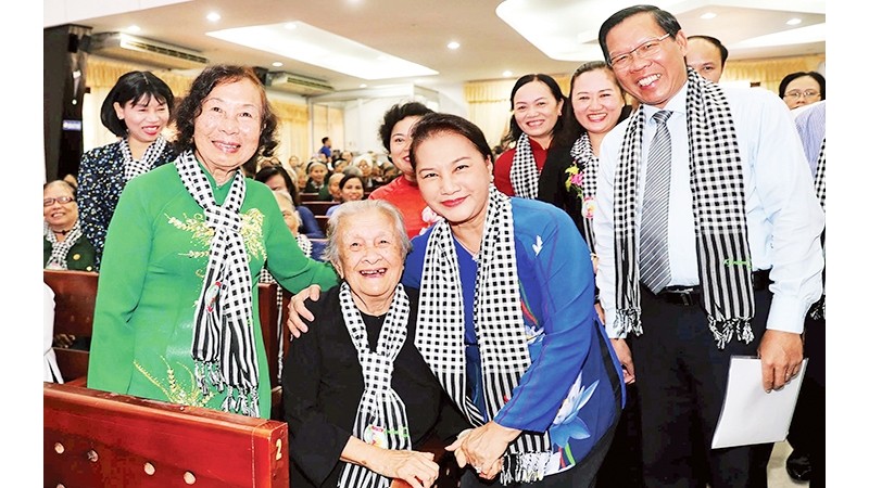 国会主席阮氏金银出席同起运动60周年纪念典礼。（图片来源：越通社）