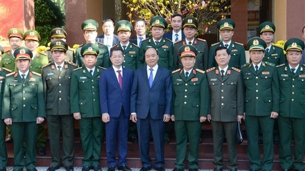 阮春福总理与岘港市武装力量代表合影。（图片来源：越通社）