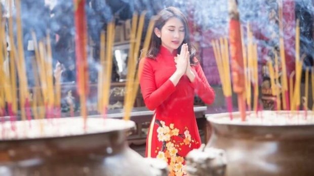 越南人年初去寺庙烧香祈福的美好习俗。