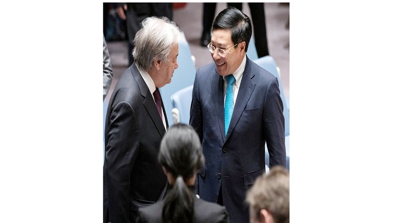 联合国秘书长同越南政府副总理兼外交部长范平明在联合国安理会会议期间交谈。（图片来源：联合国）