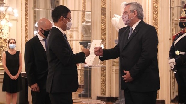 杨国青大使向阿根廷总统递交国书。（图片来源：越通社）