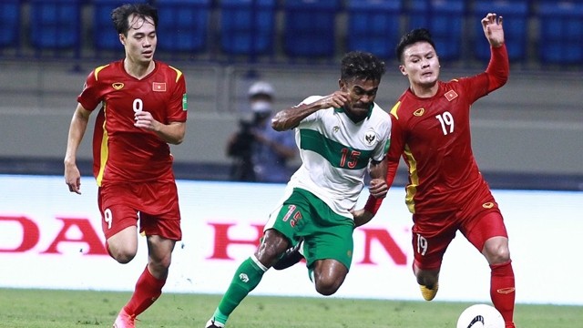越南球员阮光海和印尼球员拼抢。