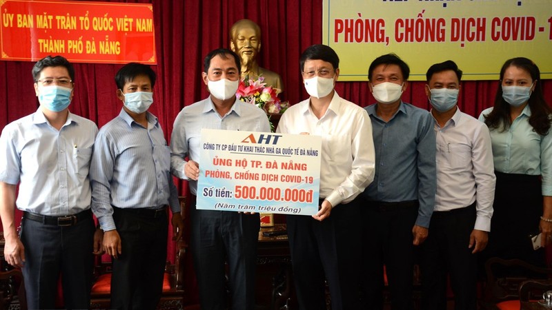 爱心人士、组织向越南新冠疫苗基金会捐赠援助资金。