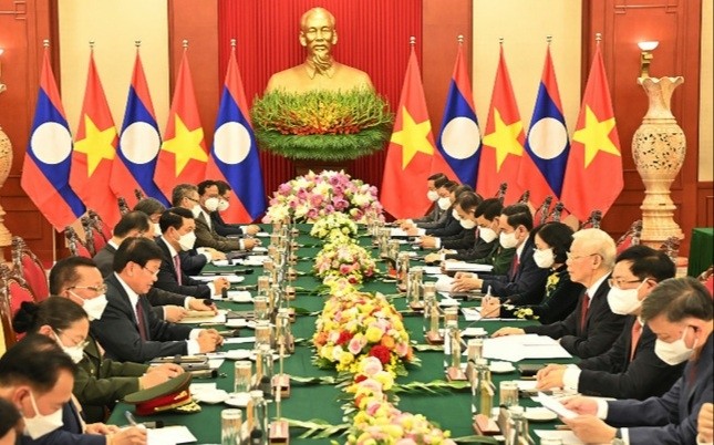 越共中央总书记阮富仲与老挝人民革命党中央委员会总书记、国家主席通伦·西苏里举行了会谈。