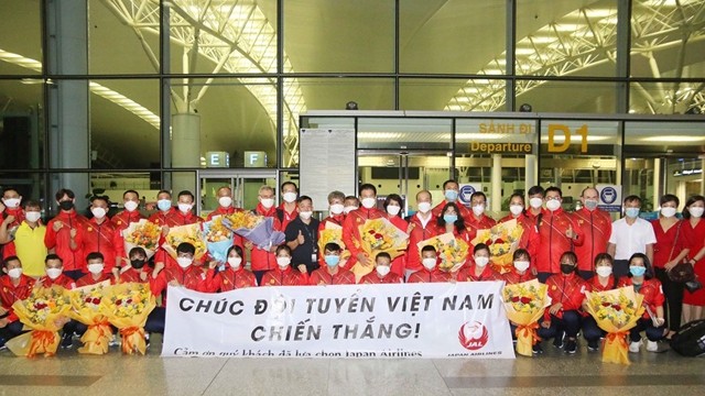越南体育代表团在越南内排机场合影。