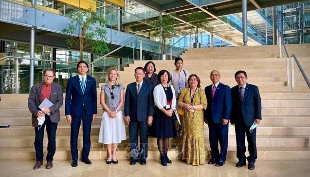 越南驻瑞士大使黎玲兰同东盟各国大使一起走访GESDA。（图片来源：越通社）