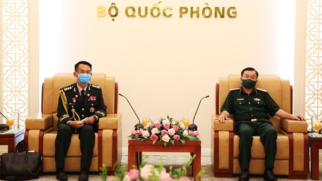 国防部副部长黄春战会见韩国驻越大使馆国防武官柳载根。