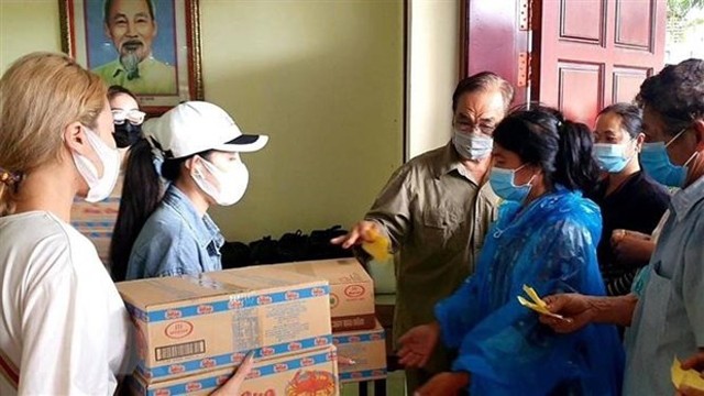 向旅居柬埔寨西哈努克省越南人送上慰问品。