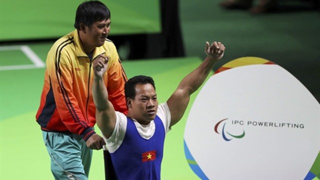 越南残疾人举重运动员黎文公。