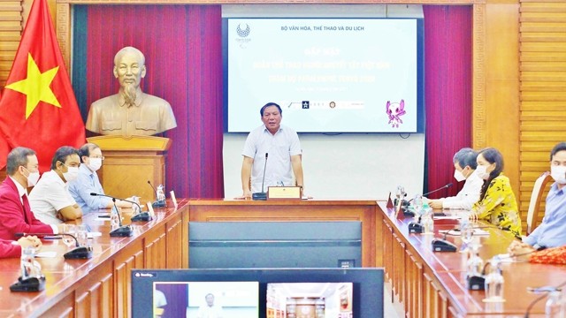 文化体育与旅游部部长阮文雄在视频见面会上发言。