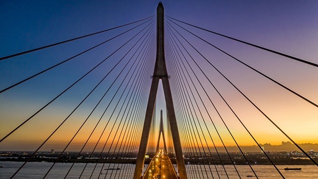 芹苴桥在黄昏时刻变得梦幻无比。（图片来源：陈明良 摄）