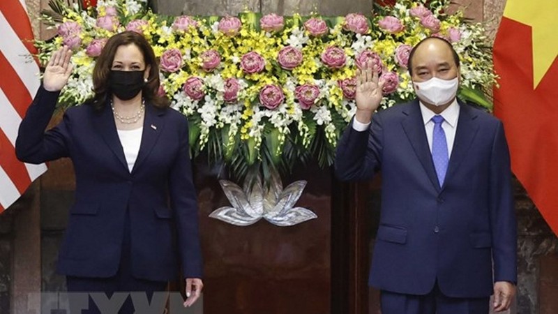越南国家主席阮春福会见美国副总统卡玛拉·哈里斯。（图片来源：越通社）