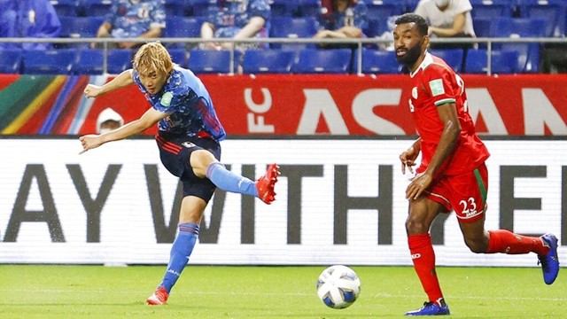 日本球员在比赛中一次推射攻门。