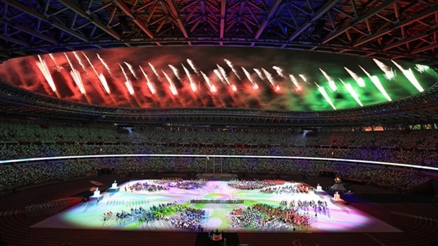 2020年东京残奥会闭幕式的五颜六色的烟花在体育场上空绽放。