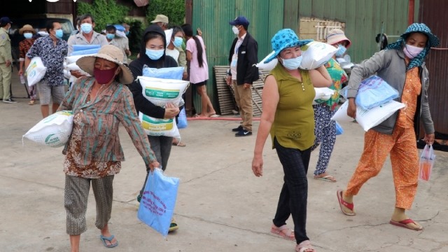 救助受疫情影响的旅柬越南人。（图片来源：越南之声）