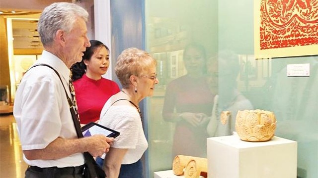 游客参观越南国家博物馆。