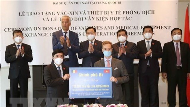  比利时政府向越南捐赠的10万剂阿斯利康新冠疫苗交接仪式。