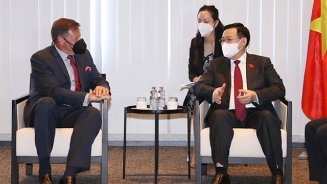 越南国会主席王廷惠会见美国埃克森美孚石油公司亚太区高级总监。（图片来源：越通社）