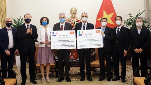 越南外交部副部长苏英勇和越南卫生部副部长陈文瞬象征性地接收法国和意大利政府援助的150万剂新冠疫苗。