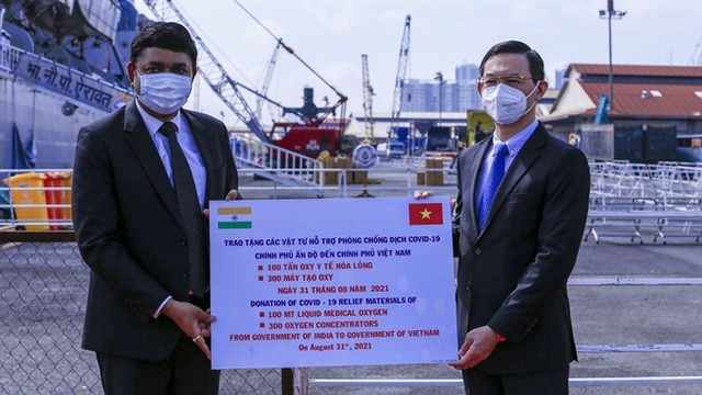 印度向越南赠送300台制氧机和100吨液化医用氧气。（图片来源：外交部）