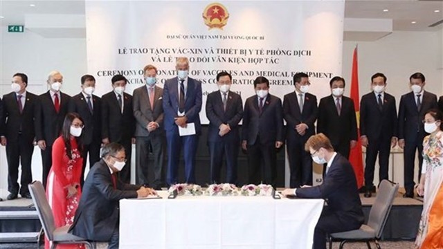 国会主席王廷惠出席越南与比利时和欧盟合作伙伴之间各项合作文件签字仪式。（图片来源：越通社）
