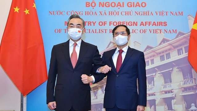 越南外交部长裴青山和中国国务委员兼外交部长王毅合影。